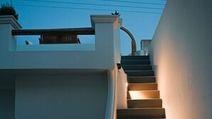 Eine Treppe mit geschwungenem Geländer, die zu einer Aussichtsplattform führt.