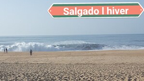 Une plage avec des vagues et un panneau indiquant : « Salgado I, hiver ».