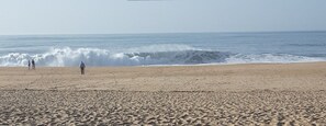 A beach with waves and a sign that reads "Salgado I winter". - Magnificent RANCH LAU & RI (Cela velha)