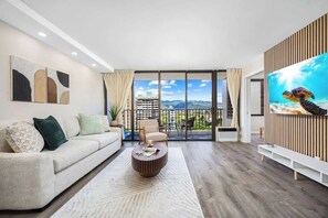 Flat-screen TV - Chic Mountain View Near Waikiki Beach + Parking (Honolulu)