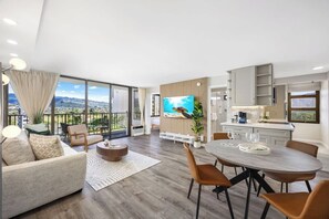 Flat-screen TV - Chic Mountain View Near Waikiki Beach + Parking (Honolulu)