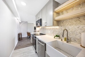 Een koelkast, een magnetron, een oven, een kookplaat