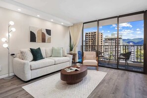 Flat-screen TV - Chic Mountain View Near Waikiki Beach + Parking (Honolulu)