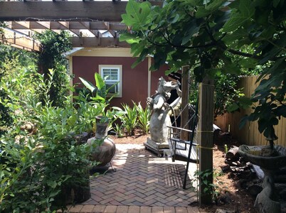 Master Suite Your Privacy Our Pleasure! King bed, jacuzzi tub, private entrance