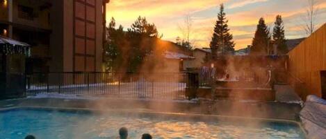 Una piscina al aire libre, una piscina climatizada