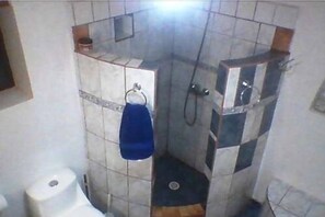 Shower, towels, soap, shampoo - Lodge & Expediciones Retour (San Pedro de Atacama)
