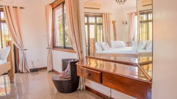 3 habitaciones, caja de seguridad en la habitación, wifi y ropa de cama