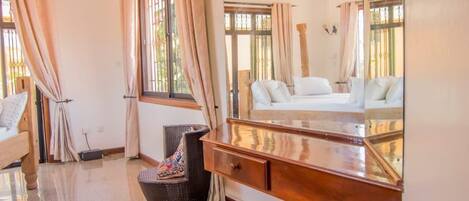 3 chambres, coffres-forts dans les chambres, Wi-Fi, draps fournis