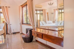 3 slaapkamers, een kluis op de kamer, wifi, beddengoed