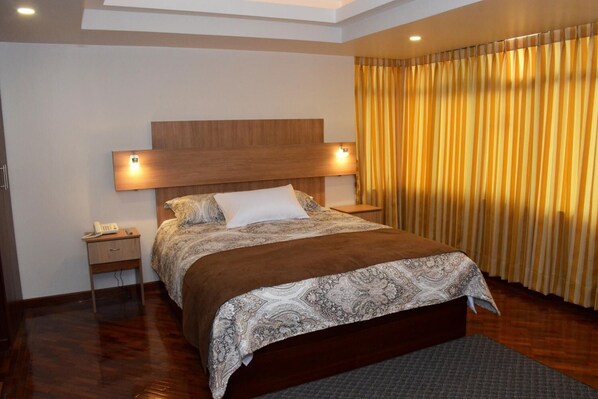 Free minibar, desk, laptop workspace, free WiFi