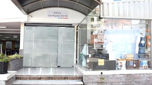 A building entrance with a sign reading "Edificio Los Angeles E3-19". - Los Angeles Stay Inn (Quito)