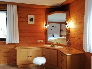 5 bedrooms, travel crib, WiFi, bed sheets