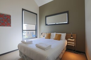 5 bedrooms, iron/ironing board, WiFi, bed sheets