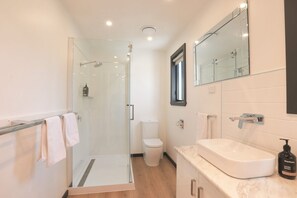 تجهيزات دش، مجففات شعر، مناشف