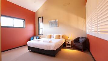 5 bedrooms, iron/ironing board, WiFi, bed sheets