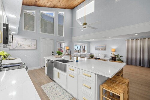 HIGH END BEACH HEAVEN! SLEEPS 10, INCLUDES 3 PRIVATE DECKS!