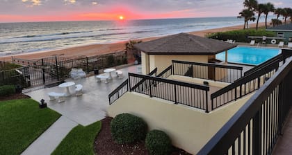 Uusi ylellinen rantahotelli. Kävele heti parvekkeeltasi rannalle ja uima-altaalle!