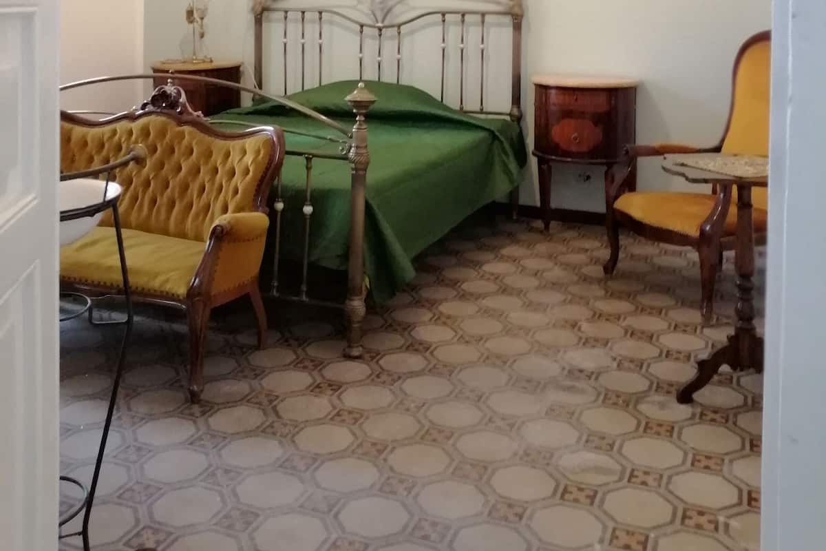 Cortinas blackout, tabla de planchar con plancha, cunas y wifi gratis
