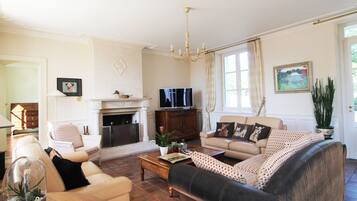 Televisie, een open haard, videospelletjes en een filmbibliotheek