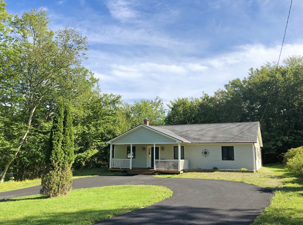 Golden Cove Cottage: Updated Village Property Close to Acadia and Long Pond