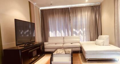 Schönes Zuhause mit offenem Schnitt Zwei Lounges und ein Kingsize-Bett in der Morden-Küche