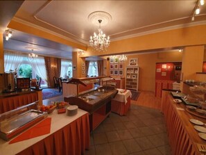 Petit déjeuner buffet (15 EUR par personne)