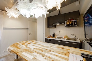 Micro-ondes, four, plaque de cuisson, cafetiĂšre/bouilloire