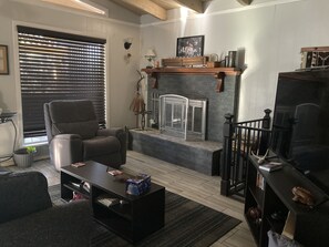 TV, peis, bøker og filmbibliotek