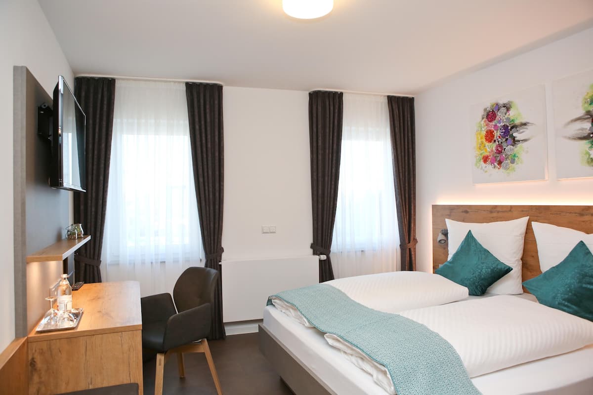 Habitación Confort doble | Ropa de cama hipoalergénica, escritorio, cortinas opacas