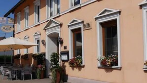 A building with outdoor seating and flower boxes. - Gasthof Adler (Hettingen)