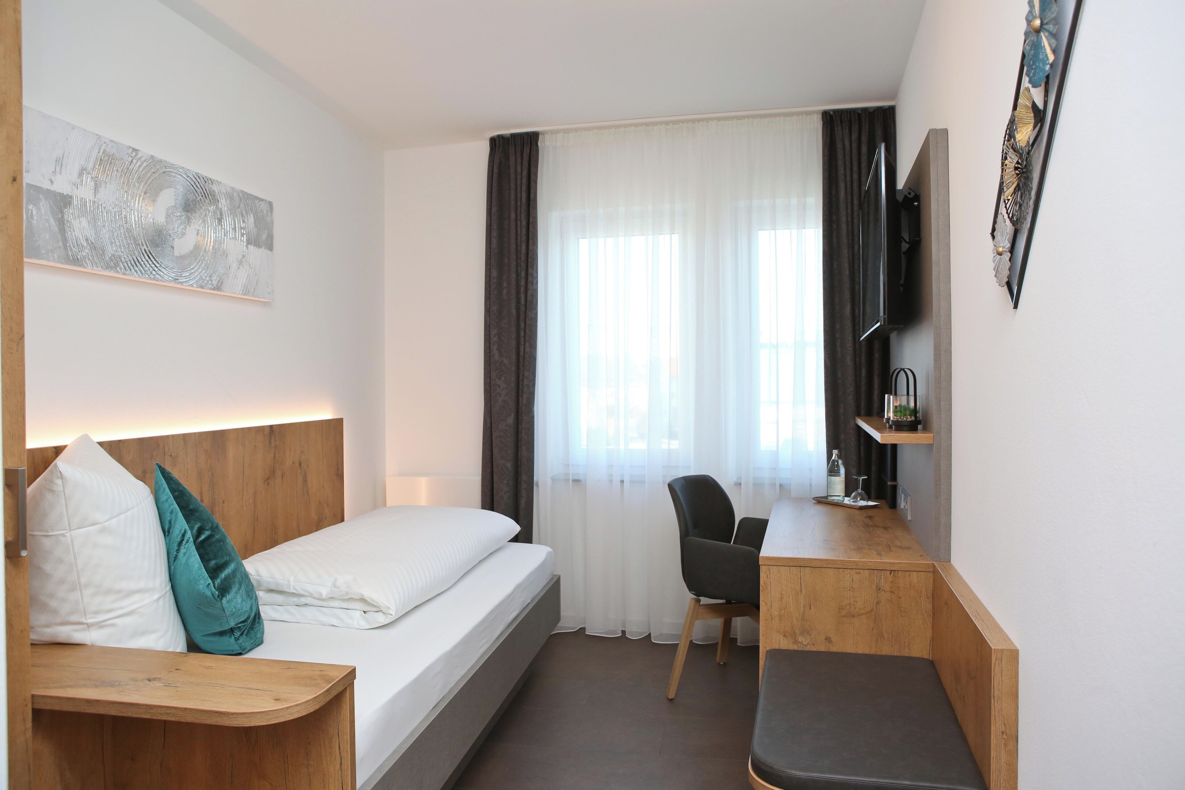 舒适单人房 | 防过敏的被褥、办公桌、遮光窗帘、隔音