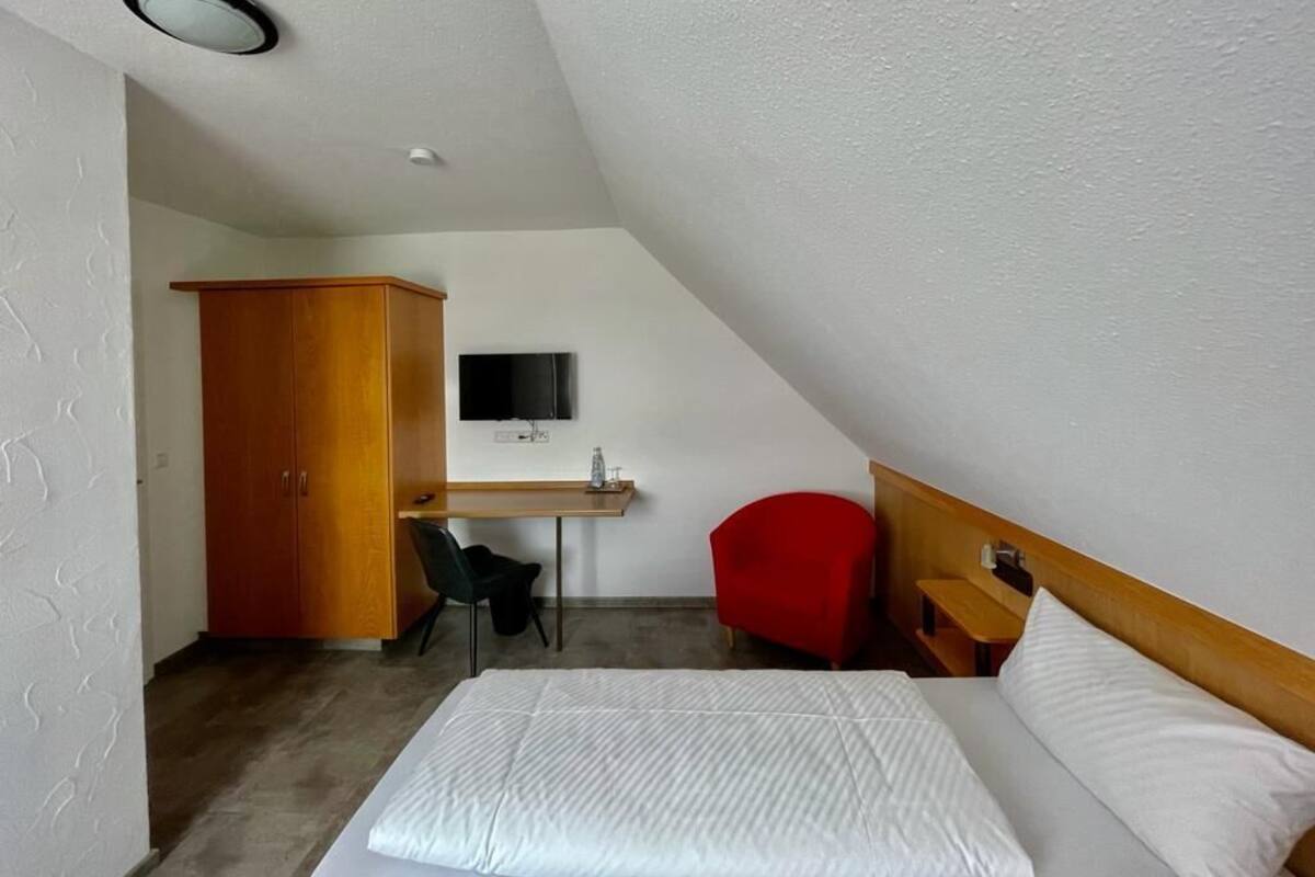 Habitación económica doble | Ropa de cama hipoalergénica, escritorio, cortinas opacas