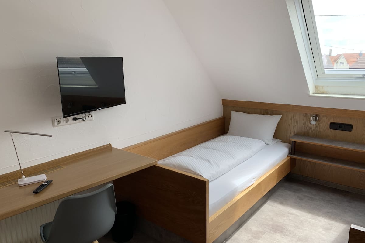 Habitación económica doble | Ropa de cama hipoalergénica, escritorio, cortinas opacas