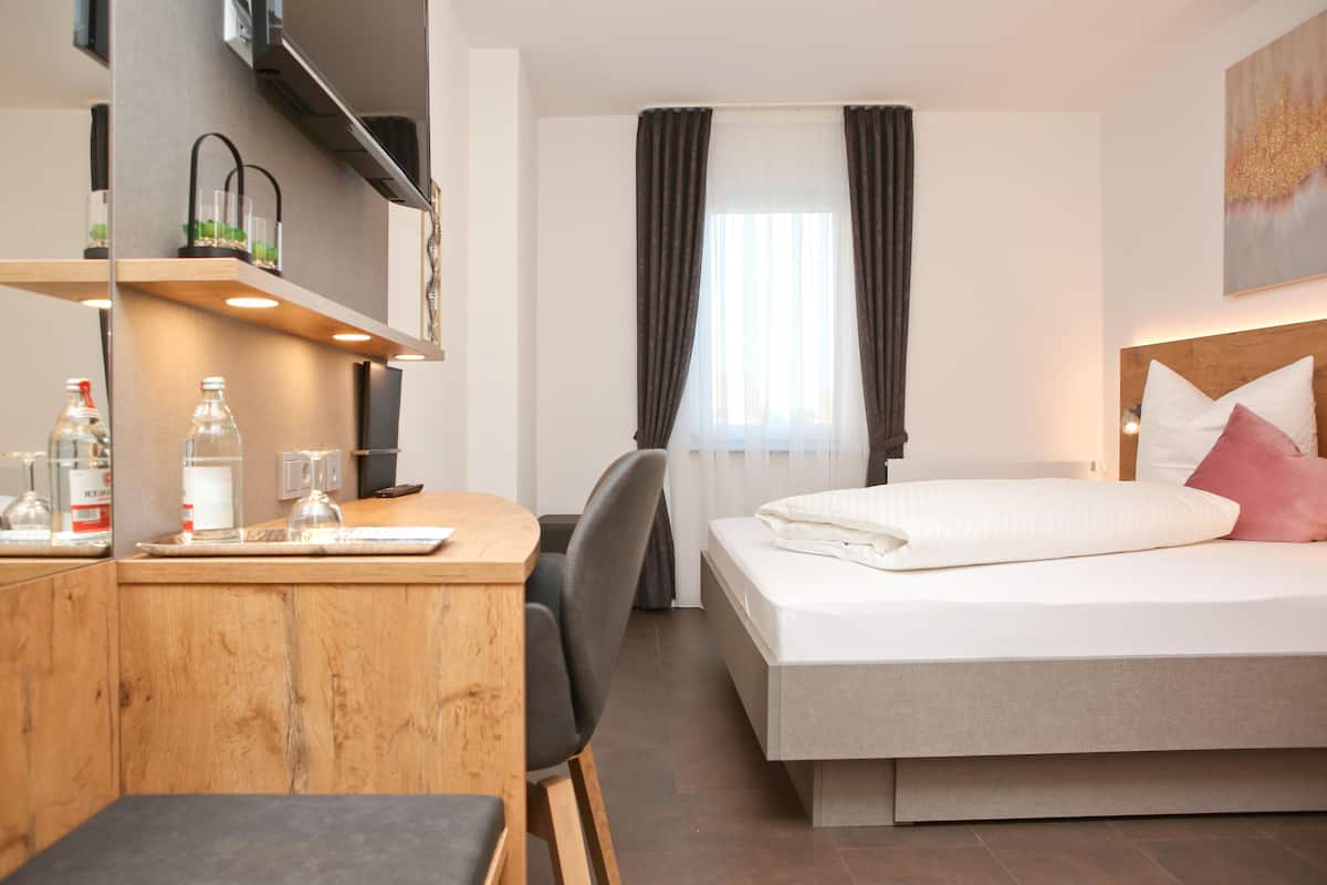 Ropa de cama hipoalergénica, escritorio, cortinas opacas