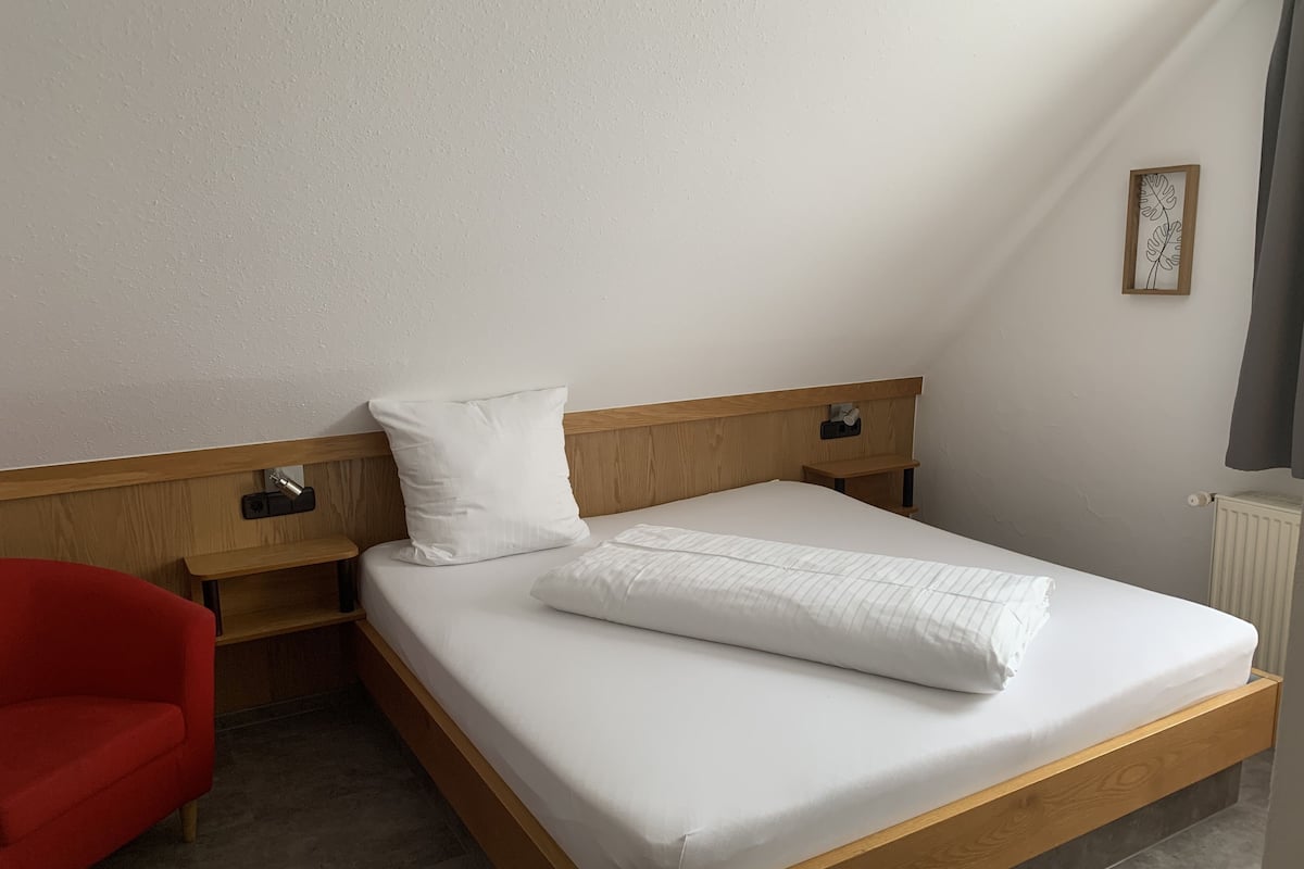 Habitación económica doble | Ropa de cama hipoalergénica, escritorio, cortinas opacas