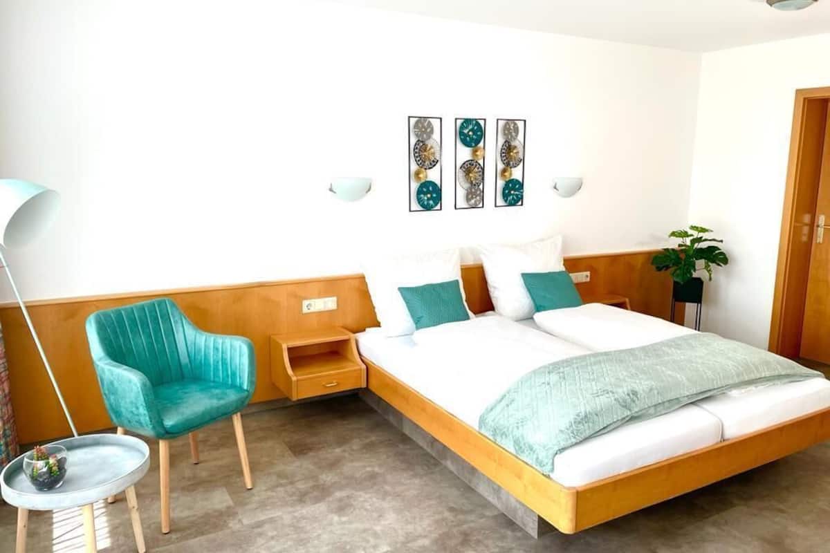 Habitación Premium doble | Ropa de cama hipoalergénica, escritorio, cortinas opacas