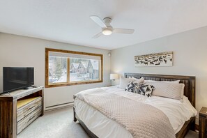 3 bedrooms, iron/ironing board, internet, bed sheets