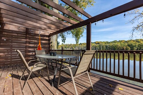 Kodikas Lakefront Home nukkuu 6 veneellä ja kanootilla!