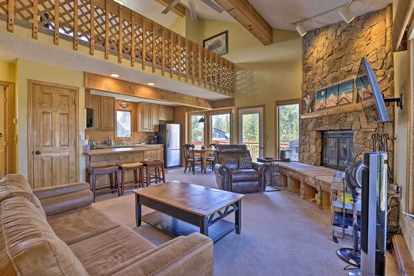 TV, fireplace