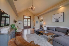 Smart-TV, Kamin, Tischtennisplatte