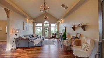 Smart TV, chimenea y tenis de mesa