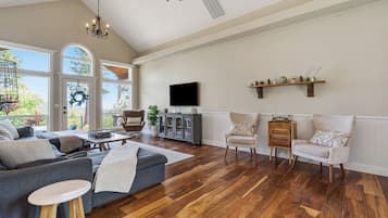 Smart TV, chimenea, videojuegos y futbolito