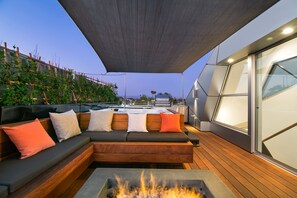 Terrace/patio - Alberta Beach Loft - Modern Home with Rooftop & Spa (Los Angeles)