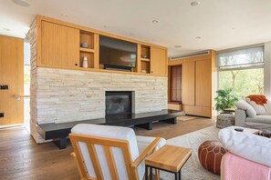 Smart TV, fireplace, music library, stereo - Alberta Beach Loft - Modern Home with Rooftop & Spa (Los Angeles)