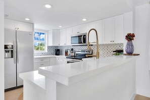 Fridge, microwave, oven, stovetop - Renovated Townhouse, few steps from the Beach (Lauderdale-By-The-Sea)