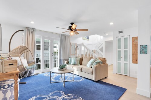 Renovated Townhouse, few steps from the Beach