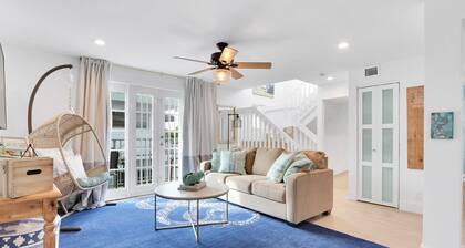 Renovated Townhouse, few steps from the Beach