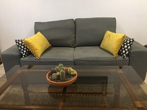 Fernseher, Netflix, DVD-Player, Bücher