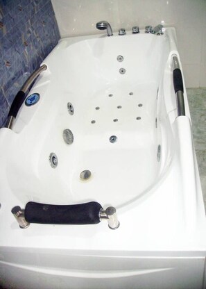 Een bad, een bidet, handdoeken, zeep