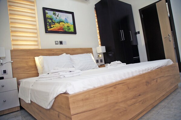 5 bedrooms, iron/ironing board, WiFi, bed sheets - Lekki Conservation Luxury Palace with Gym and Pool (Eti-Osa)